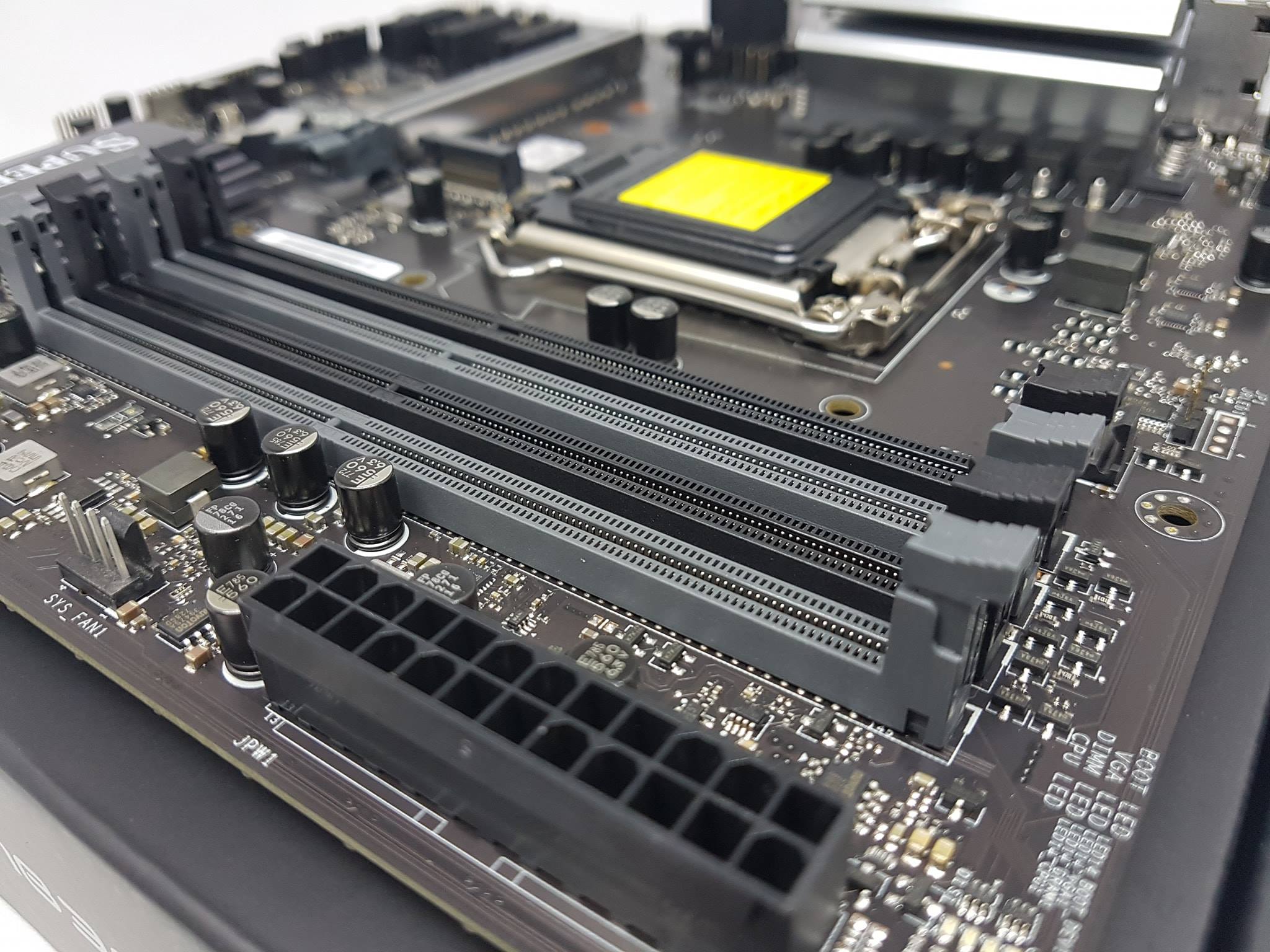 – Page 12 Selain itu Supero C7B360 CB M W masih menyediaka satu slot PCIe 3 0 x16 dan tiga slot PCIE 3 1 x1 serta satu slot Untuk fitur pendukung media penyimpanan
