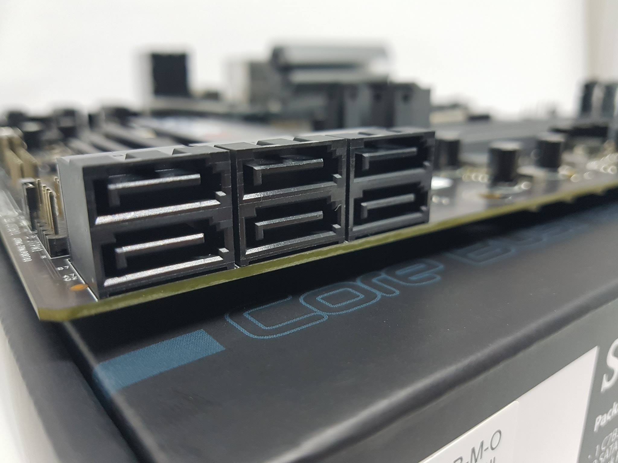 – Page 12 Untuk konektivitas grafis juga disediakan satu port HDMI dan satu DisplayPort Kemudian untuk kebutuhan audio Supero C7B360 CB M menyediakan lima lubang port