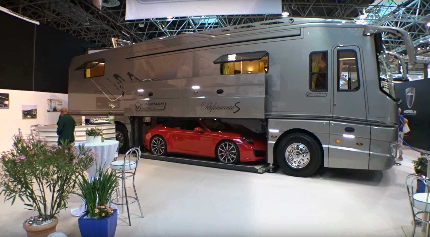 Recreational Vehicle Ini Dilengkapi Garasi Mobil