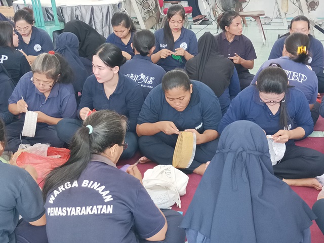 Jelang Lebaran Lapas Perempuan Malang Produksi Peci Rajut