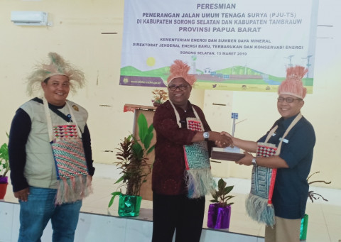 Kementerian ESDM Bagikan 200 Lampu PJU-TS ke Papua Barat