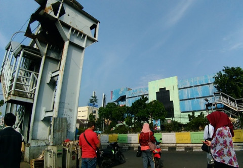 Gelagar Baja JPO Pasar Minggu Telah Dibongkar