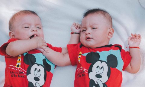 Cara Menidurkan Bayi Kembar