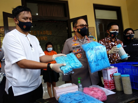 Polisi Sita 2,5 Ton Sarung Tangan Medis Daur Ulang Siap Edar