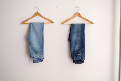 Seberapa Sering Sebaiknya Kamu Mencuci Celana Jeans?