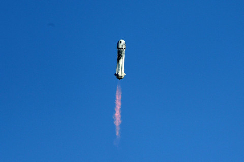 Cerita Bintang 'Star Trek' yang Terbang ke Luar Angkasa dengan Blue Origin