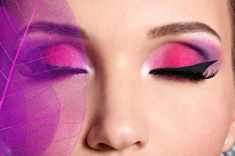 Periskop 2022: Intip Tren Make Up, Warna Bold dan Neon Bakal jadi Favorit
