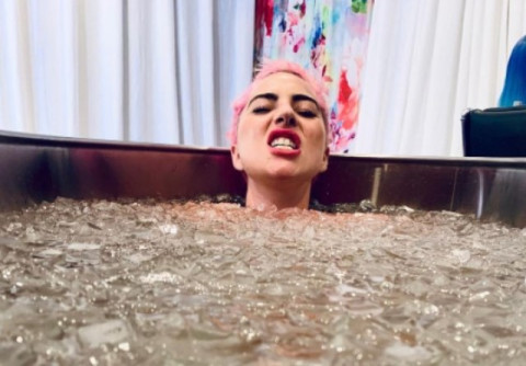 Lady Gaga Lakukan Terapi Air Dingin, Apa Sih Manfaatnya dan Amankah?