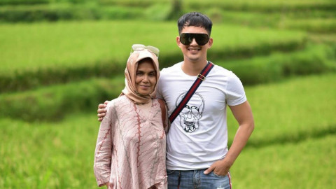 Seminggu Berlalu, Kiki Farrel Masih Tangisi Kematian Ibunda