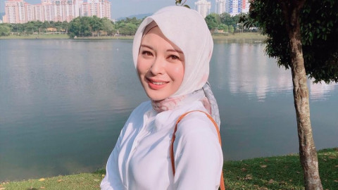 Dihujat Usai Unggah Foto Lepas Hijab, Ini Penjelasan Ayana Moon