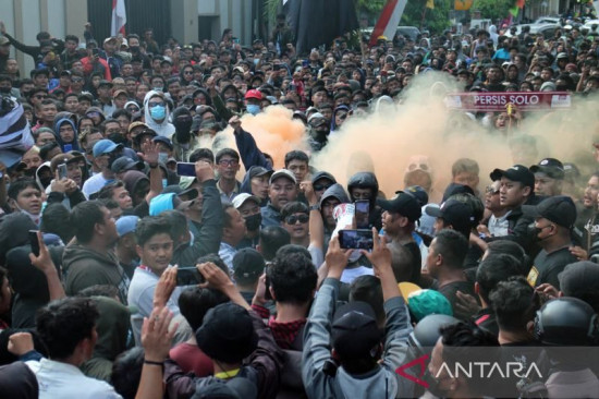 Suasana demonstrasi para suporter Persis Solo. (ANTARA/Bambang Dwi Marwoto)