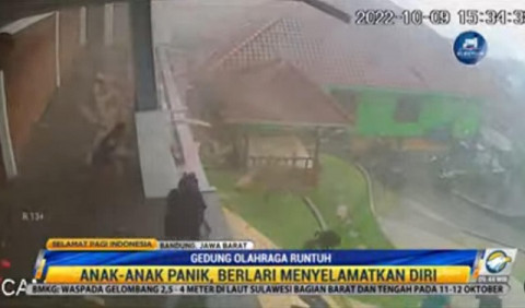 Bangunan Serbaguna di Kabupaten Bandung Roboh Akibat Tak Kuat Tahan Hujan