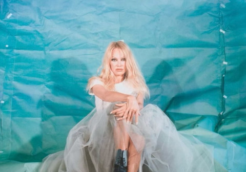 Jadi Korban Pemerkosaan Saat Kecil, Pamela Anderson Ingin Habisi Nyawa Pelaku