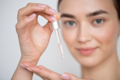 Manfaat Retinol dan Kandungan <i>Skincare</i> yang Cocok Dikombinasikan