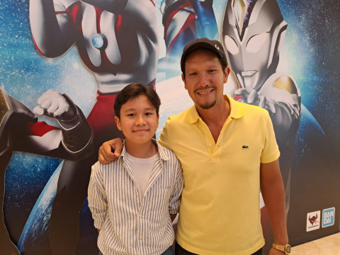 Angga Puradiredja dan Melanie Putria Kompak Temani Anak Bertemu Ultraman