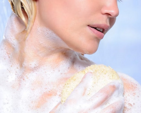 Mana Lebih Baik untuk Kesehatan Kulit, Shower Gel atau Sabun Batangan?