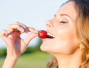 6 Buah dan Sayur untuk Bibir Merah Muda Alami, Coba Konsumsi Yuk!