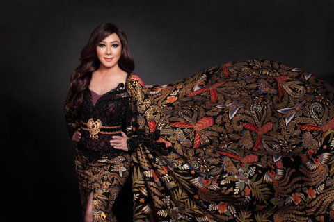 Lenny Hartono Siapkan Karya Terbaru untuk Paris Fashion Week 2024