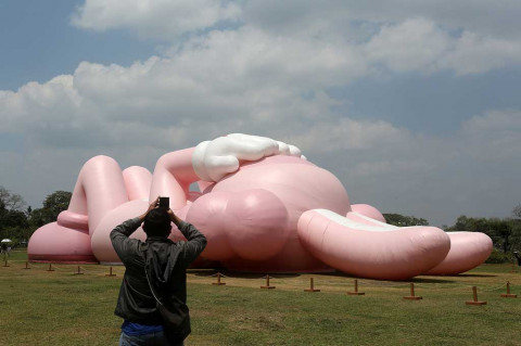 'KAWS:HOLIDAY' Hadir di Pelataran Candi Brahma Prambanan