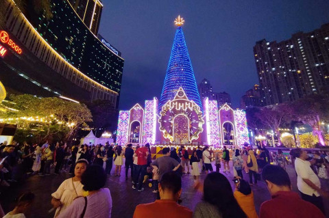 Pohon Natal Tertinggi di Indonesia Kembali Hadir di Central Park Jakarta