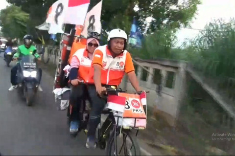 Pasutri Bersepeda dari Yogya ke Jakarta Demi Kampanyekan Pasangan AMIN