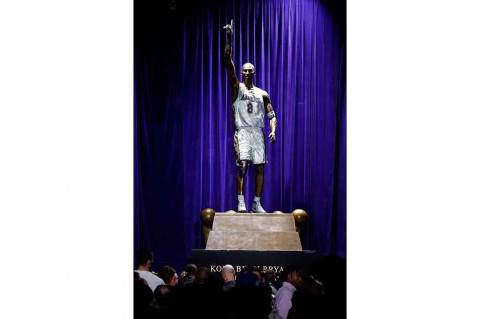 Lakers Luncurkan Patung Mendiang Kobe Bryant