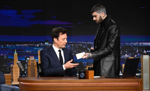 Bikin Iri! Zayn Malik Dapat Hadiah Komik Iron Man Langka dari Stan Lee