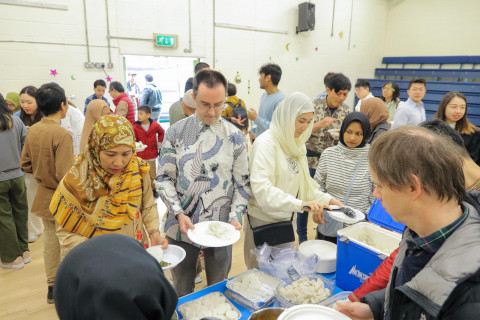 Mahasiswa Indonesia Kenalkan Lontong dan Opor di Inggris saat Lebaran