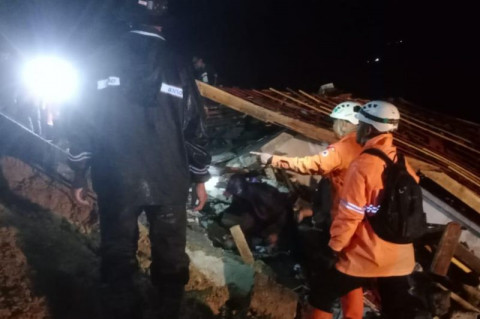 Rumah Tertimpa Longsor dan Timbun 3 Penghuninya di Garut