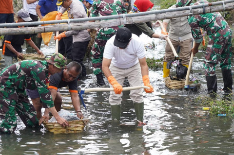 PJ Bupati Garut Pimpin Aksi Bersih-bersih Sungai Cikendi