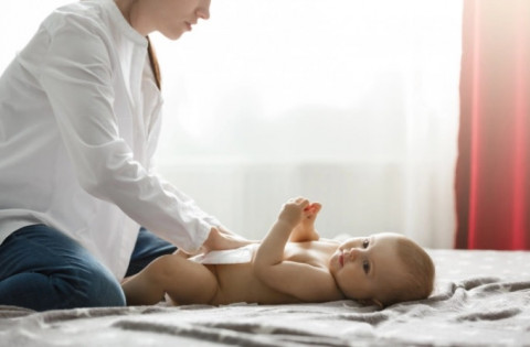 Kapan Sebaiknya Bayi Berhenti Menggunakan Popok?