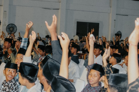 Gerakan Peduli Gizi, Ribuan Santri Pesantren Buntet Cirebon Kompak Makan Telur