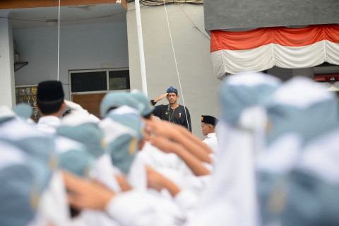 Pakai Baju Adat Badui, Nadiem Makarim Pimpin Upacara HUT ke-79 RI di Rangkasbitung