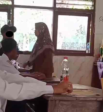 Guru SMP di Lamongan Tampar Siswa Berkali-kali, Diduga Geram Dipanggil Tanpa Sapaan 'Bu'