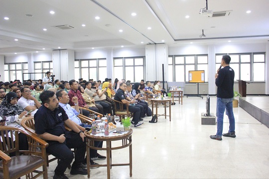 Head of Corporate Communications Medcom.id, Herfindo Satria, dalam Roadshow dan Sosialisasi Beasiswa OSC di Kampus Universitas Pancasila. Medcom.id/Duta Erlangga 