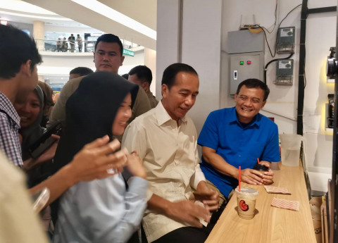 Jokowi dan Cagub Jateng Ahmad Luthfi Blusukan Bareng ke Mal Purwokerto