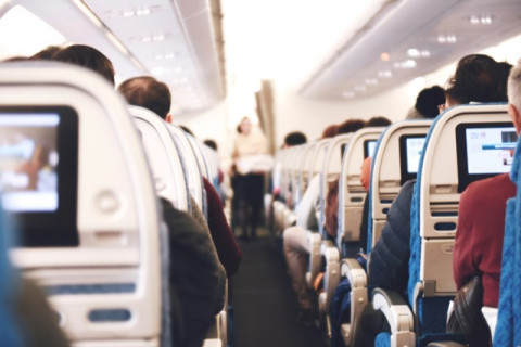 Tips Tetap Aman Ketika Pesawat Alami Turbulensi