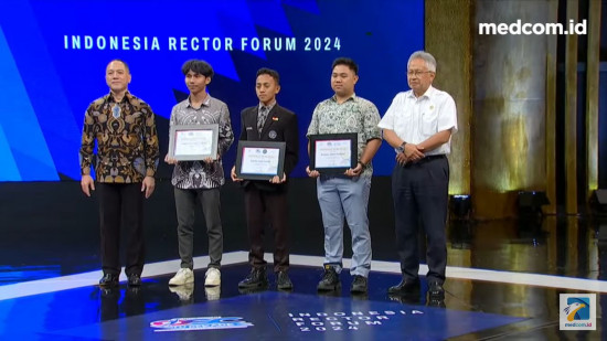 Mendiktisaintek Satryo Soemantri Brodjonegoro menyerahkan OSC Awards 2024 kepada pemenang. DOK YouTube Medcom