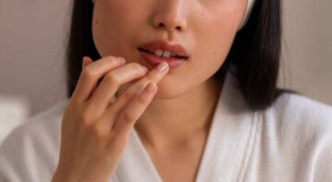 4 Cara Eksfoliasi Bibir yang Aman agar Sehat dan Merona