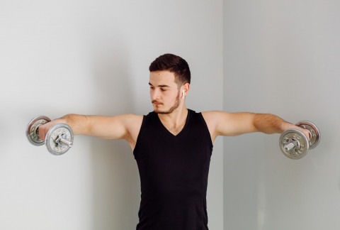 Dapatkan <i>Gain</i> Maksimal! Ini 4 Kesalahan Umum Ketika Latihan <i>Lateral Raises</i>