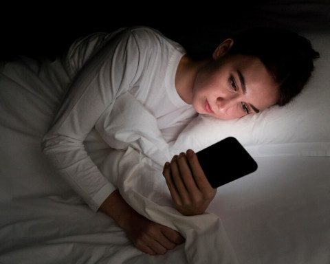 Sleep Call: Romantis atau Berbahaya? Kenali Risiko dan Cara Mengatasinya