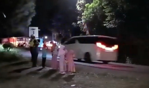 Viral, Paspampres Prabowo Bagikan Cinderamata untuk Anak-anak yang Memberi Salam Hormat
