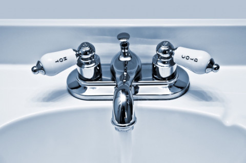 Tips Hilangkan Noda Keran di Kamar Mandi