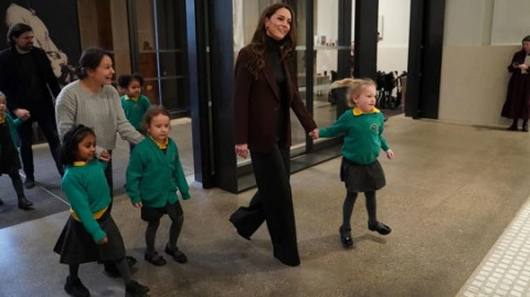 Naik Bus Bareng, Kate Middleton Temani Siswa ke National Portrait Gallery
