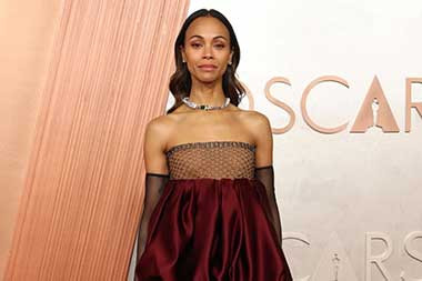 Tangis Haru Zoe Saldana Terima Piala Oscar untuk Aktris Pendukung Terbaik