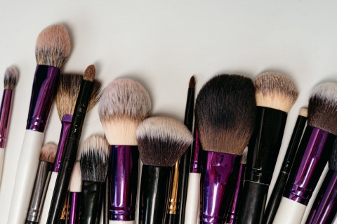 Langkah Membersihkan Kuas Make Up agar Wajah Tidak Jerawatan