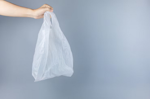 Begini Cara Manfaatkan Kantong Belanja Plastik Menumpuk