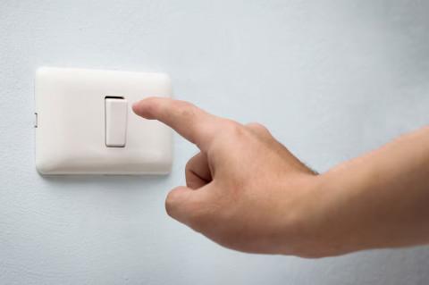 Perlukah Mematikan Lampu saat Bepergian? Ini Penjelasannya