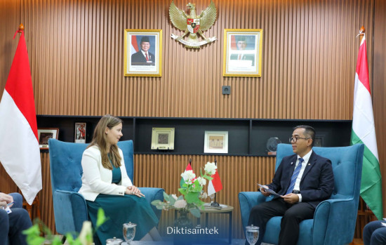 Mendiktisaintek, Brian Yularto saat menerima kunjungan kehormatan dari Duta Besar Hungaria untuk Indonesia, Lilla Karsay. Foto: Kemendiktisaintek