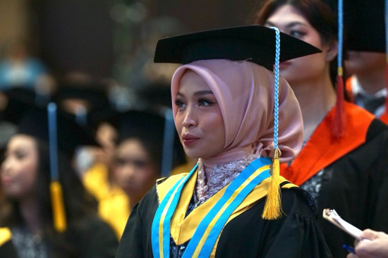 Wisudawan UK Maranatha, Cieka Fitri Ramadhani Oli’i meraih IPK 4. Foto: UK  Maranatha
